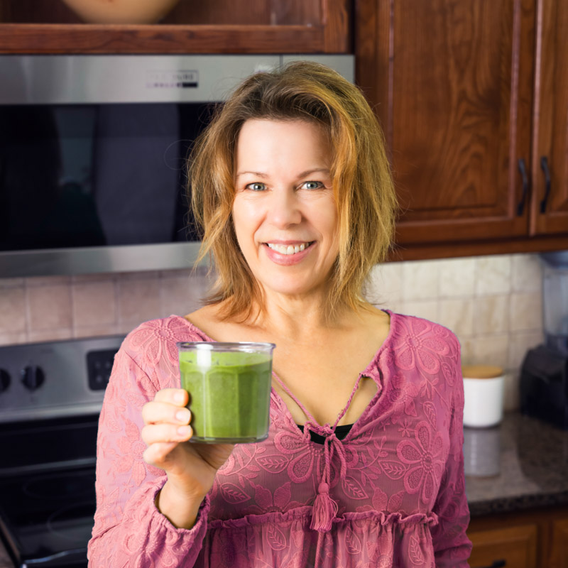 Portrait of Marly holding a green smoothie